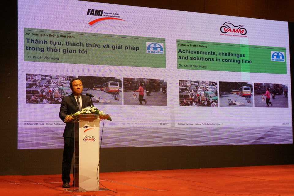 TS Khuất Việt Hùng, Phó Chủ tịch chuyên trách UBATGTQG chia sẻ một số thách thức và thành tựu Việt Nam về an toàn giao thông với các chuyên gia quốc tế.