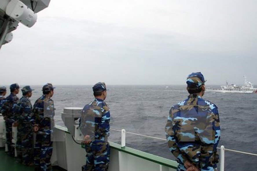 Các chiến sĩ cảnh sát biển Việt Nam trong chuyến tuần tra chung kiểm tra liên hợp nghề cá Vịnh Bắc Bộ Việt Nam - Trung Quốc lần thứ 10. Ảnh: TTXVN/LĐ