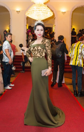 Hoa hậu Hạnh Lê vinh dự được BTC trao tặng danh hiệu ‘Sắc – Tâm – Tài’.