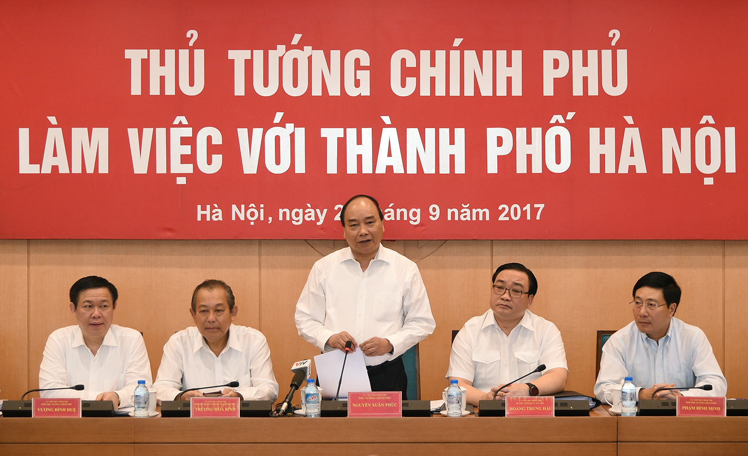 Thủ tướng Nguyễn Xuân Phúc cùng các Phó Thủ tướng tại buổi làm việc với  lãnh đạo chủ chốt của thành phố Hà Nội. Ảnh:VGP