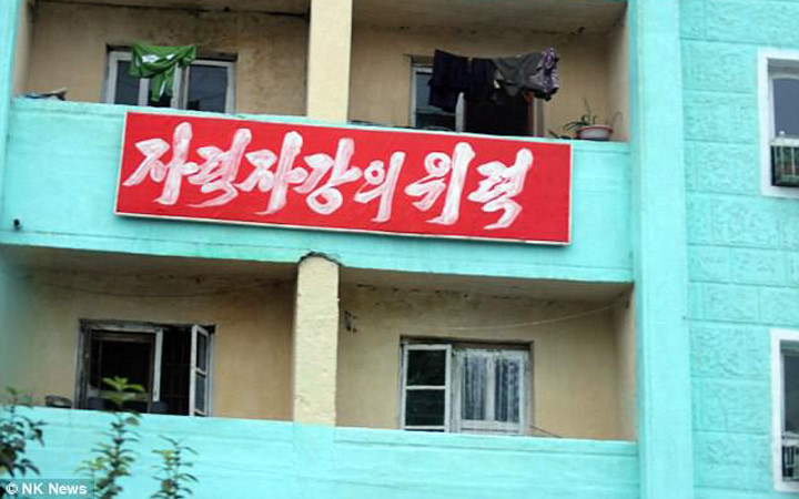 Các biểu ngữ mới xuất hiện trên khắp đất nước Triều Tiên, nội dung cảnh báo về “một cuộc chiến chống Mỹ vĩ đại và mang tính quyết định” đang cận kề.