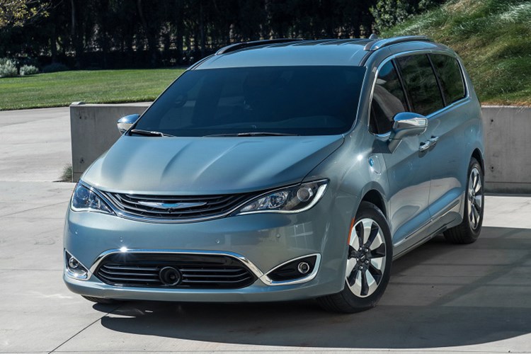 Mẫu minivan Chrysler Pacifica Hybrid cũng không nằm ngoài danh sách. Ở thế hệ mới, Pacifica sở hữu một không gian đột phá dành cho gia đình trên một chiếc xe.
