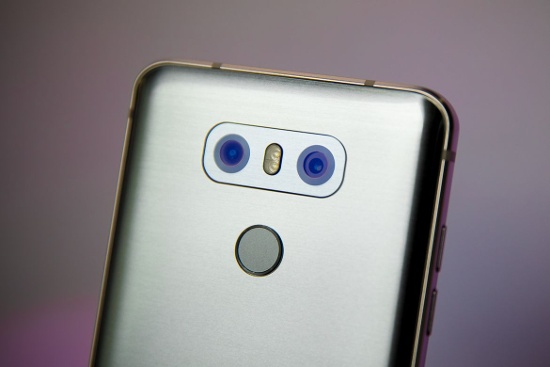 Camera: LG G6 được trang bị cụm camera kép với 2 ống kính riêng, cả hai camera đều cùng độ phân giải 13MP, nhưng camera chính khẩu độ f/1.8 với góc nhìn 71 độ, hỗ trợ lấy nét tự động theo pha và chống rung quang học/điện tử. Trong khi camera thứ hai khẩu độ f/2.4 góc rộng 125 độ, không hỗ trợ lấy nét tự động và cũng không có chống rung quang học.