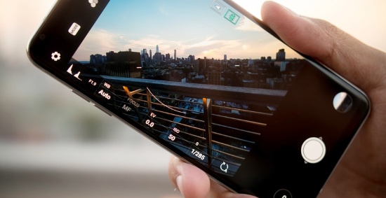 Ngoài ra, hệ thống camera kép của LG V30 sử dụng ống kính thủy tinh Crystal Clear thay vì nhựa như trên các loại smartphone hiện nay, nhờ đó ánh sáng cảm biến thu được sẽ nhiều hơn nên chất lượng hình ảnh tốt hơn.