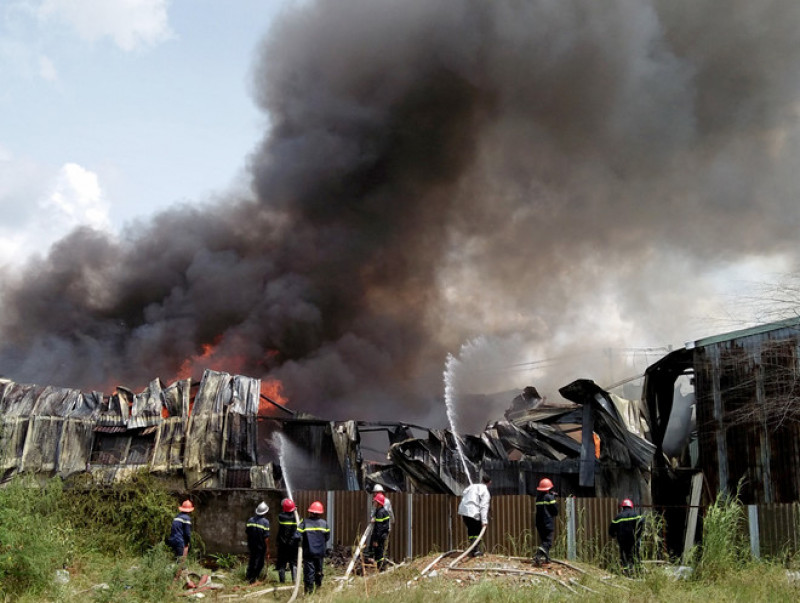 Khói lửa bốc cao ngùn ngụt tại xưởng vải ở quận Bình Tân