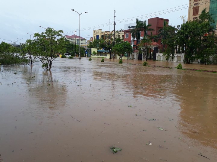 Quảng Bình nằm trong vùng tâm bão nên cũng bị ảnh hưởng khá nặng nề. Nhiều vùng bị ngập nặng.