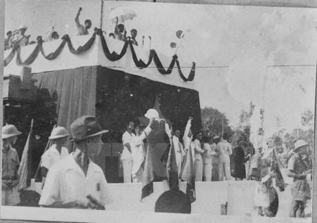 Các đại biểu và nhân dân có mặt tại quảng trường Ba Đình hân hoan khi Chủ tịch Hồ Chí Minh đọc bản Tuyên ngôn độc lập. Ảnh tư liệu.