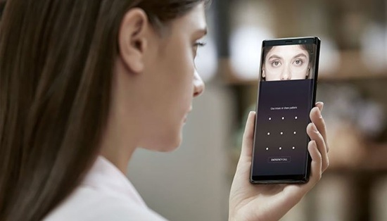 Với Galaxy Note 8, ngoài tùy chọn đăng nhập bằng khuôn mặt như iPhone X, người dùng còn có thể đăng nhập thiết bị bằng mống mắt hoặc dấu vân tay.