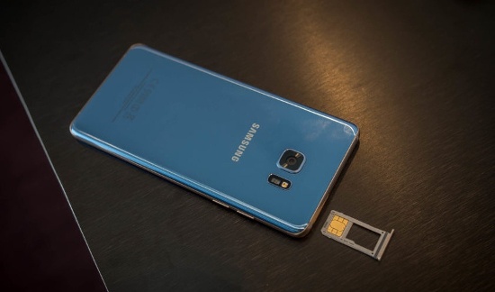 Tuy nhiên, Samsung Galaxy Note 8 hỗ trợ khe cắm thẻ nhớ mở rộng microSD, nên việc nâng cấp thêm bộ nhớ trong lên tối đa 256GB để lưu trữ nhiều ảnh và video chất lượng cao hơn là khá dễ dàng và ít tốn kém hơn iPhone X. 