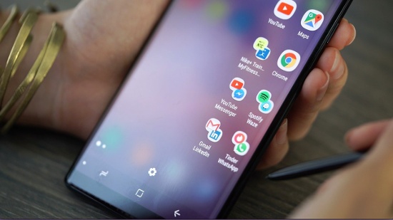 Màn hình cong với Edge Swipe: Galaxy Note 8 sở hữu màn hình cong ở viền không chỉ để cho đẹp mà còn có nhiều tính năng rất tiện lợi. Vuốt từ bên phải cho phép truy cập nhanh vào các ứng dụng yêu thích (còn gọi là ứng dụng Edge), truy cập số liên lạc của những người quan trọng hoặc chụp màn hình, thậm chí có thể khởi chạy hai ứng dụng cùng một lúc. Trong khi chủ sở hữu iPhone X thì không có được các tính năng truy cập nhanh này. 