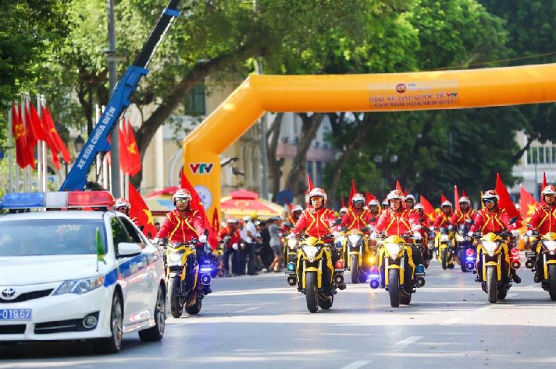 Chào mừng kỷ niệm 72  năm ngày Quốc khánh nước Cộng hòa Xã hội Chủ nghĩa Việt Nam (2.9.1945 - 2.9.2017), đường phố Hà Nội trong ngày này ngập tràn sắc hoa, băng rôn, khẩu hiệu, cờ Tổ quốc.