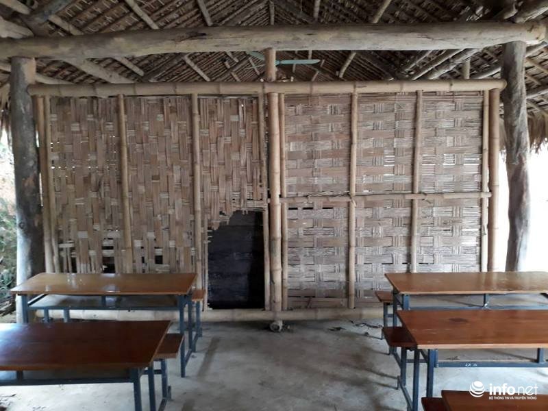 Lớp học được ngăn bằng những tấm nan mục nát tại trường tiểu học Xuân Thắng.