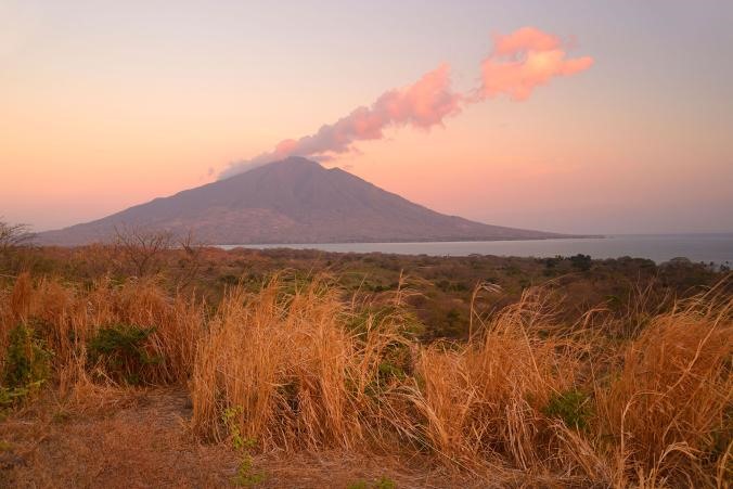  Núi lửa Maderas, Nicaragua: Đỉnh núi lửa đôi nằm giữa hồ Nicaragua, tạo ra đảo Ometepe. Đường lên núi là một trong những tuyến trekking hàng đầu, đi qua những trang trại cà phê, núi đá, những khu rừng khuất trong mây, bạn sẽ lên đỉnh và có thể thỏa thích vẫy vùng dưới hồ nước trong miệng núi lửa.