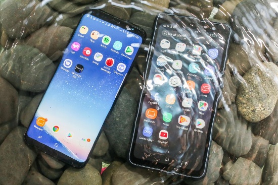 Samsung Galaxy S8 Active: Bộ đôi Galaxy S8 và S8 Plus đều được Samsung trang bị khả năng chống nước và chống bụi. Tuy nhiên nếu bạn muốn một chiếc điện thoại cao cấp có thể chịu được nhiều thách thức hơn là chịu nước thì chắc chắn đó sẽ là Galaxy S8 Active. 