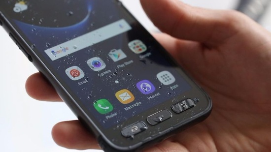 Là phiên bản siêu bền của Galaxy S8, nên S8 Active có cấu hình phần cứng hoàn toàn tương tự. Thiết bị vẫn sở hữu khung kim loại cứng cáp nhưng viền cực dày để chống lại các cú rơi mạnh do va đập và đi kèm viên pin dung lượng cao 4.000mAh (cao hơn so với 3000mAh trên Galaxy S8). 