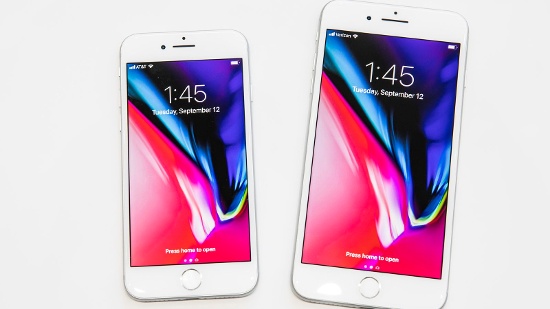Chắc chắn, bộ đôi iPhone 8 không hào nhoáng như iPhone X, chính vì vậy mà hai thiết bị cũng sẽ có giá mềm hơn. Thiết bị có giá khởi điểm từ 699 USD, 699 USD và 1.079 USD cho iPhone 8 và 799 USD, 799 USD và 1.229 USD cho iPhone 8 Plus. 