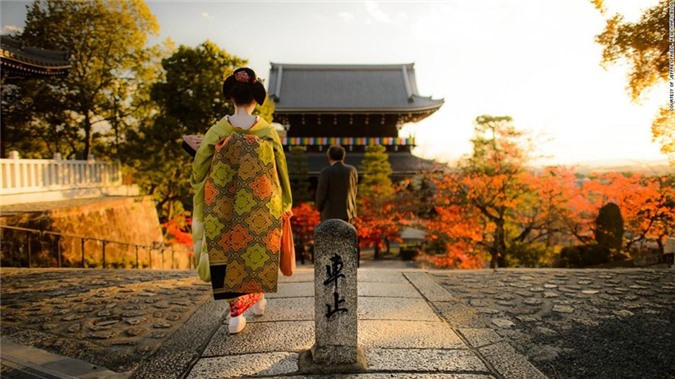 Kyoto từng là kinh đô của Nhật Bản trong hơn 1.000 năm. Thành phố này luôn tìm cách gìn giữ các giá trị văn hóa truyền thống. Hiện có hơn 1.000 ngôi chùa Phật giáo và đền Shinto được bảo quản khá tốt ở Kyoto.