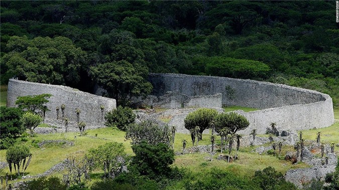 Khi vương quốc Zimbabwe trở thành đế chế thương mại từ thế kỉ 11, những thành trì nguy nga với các bức tường hùng vĩ được xây dựng khiến nơi đây trở thành một trong những điểm thu hút khá nhiều khách du lịch. Hiện những bức tường này vẫn đứng sừng sững ở Great Zimbabwe.