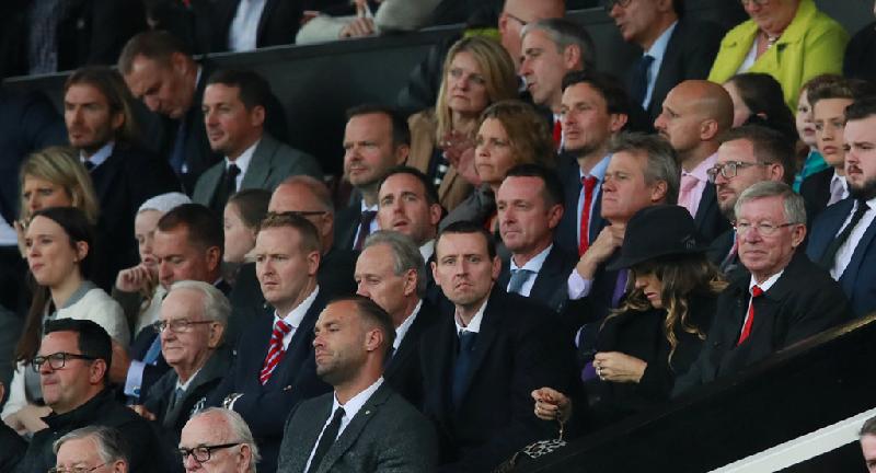 Khán đài VIP sân Old Trafford cuối tuần này chào đón vị khách quen thuộc là Sir Alex Ferguson (ngoài cùng bên phải). Chiến lược gia huyền thoại vẫn thường xuyên dành thời gian để theo dõi từng bước đi của đội bóng ông gắn bó trọn sự nghiệp cầm quân. Ngoài Ngài 