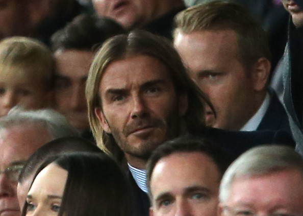 Kể từ khi chia tay sự nghiệp quần đùi áo số, Beckham thường xuất hiện với kiểu tóc undercut thời thượng. Trong lần trở lại này, anh khiến khán giả bất ngờ với mái tóc dài rẽ ngôi giữa như khi còn khoác áo Man Utd.