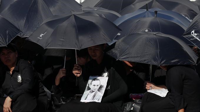 Biển người mặc đồ đen trong tang lễ tiễn biệt cựu vương Thái Lan