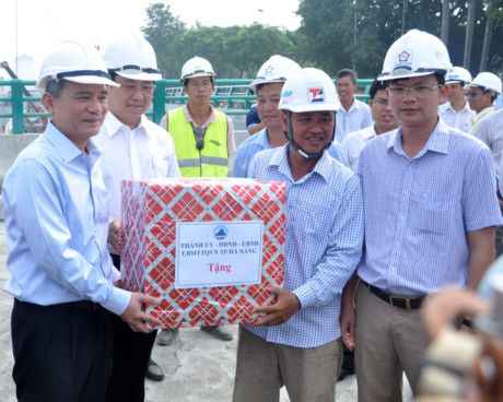 Bí thư Thành ủy Trương Quang Nghĩa và Chủ tịch UBND thành phố Đà Nẵng Huỳnh Đức Thơ tặng quà, động viên tinh thần công nhân thi công tại công trường.