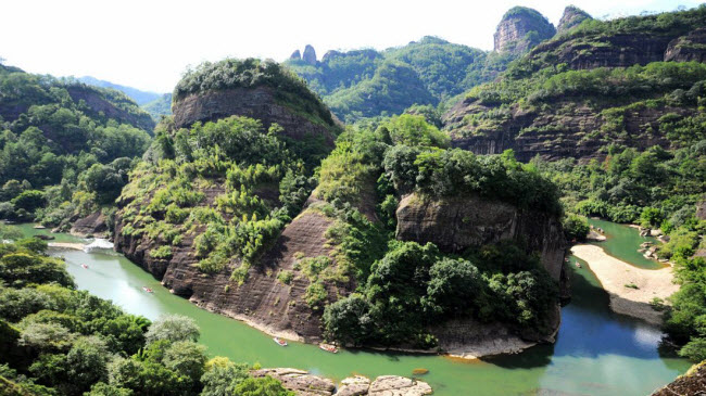Nằm ở tỉnh Phúc Kiến, núi Vũ Di là một trong những địa điểm đẹp nhất Trung Quốc và được UNESCO công nhận là di sản thế giới vào năm 1999.