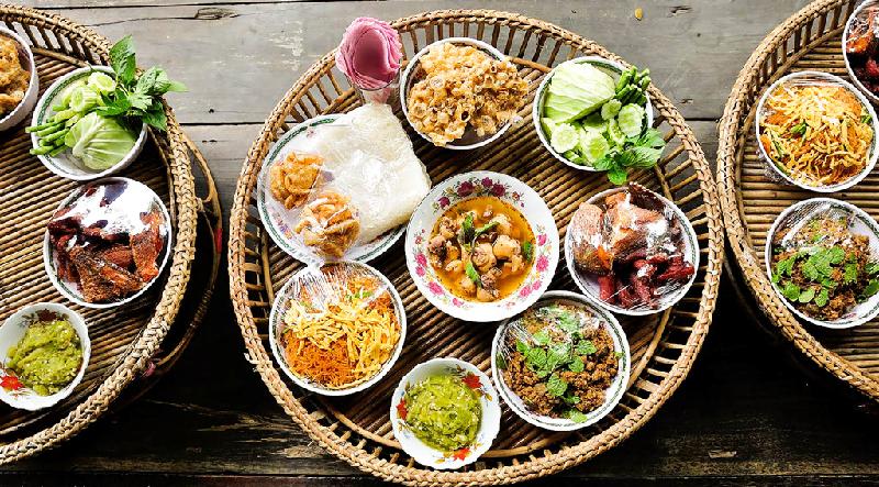 Chiang Mai có những món ăn thuộc vào hàng ngon nhất Thái Lan. Trong số đó, khao soi – mì xào giòn với điểm nhấn cà ri là món ăn đặc trưng ở đây - thường có giá khoảng 40 baht/tô. Ngoài ra, còn có không ít những cái tên hấp dẫn khác mà bạn có thể thử qua như: khan toke, sai oua, gaeng hang lay, miang kham, larb kua… Ảnh:  