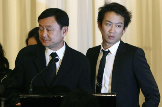 Cựu Thủ tướng Thái Lan đang sống lưu vong Thaksin Shinawatra (trái) và con trai Panthongtae Shinawatra vào năm 2008. Ảnh: Reuters
