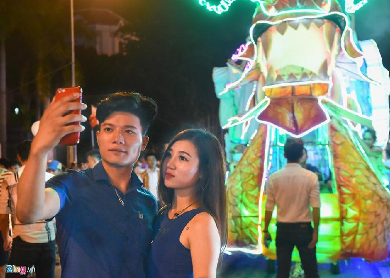 Đôi bạn Mạnh và Loan (thành phố Tuyên Quang) năm nào cũng đi chơi dịp Lễ hội thành Tuyên. Mạnh cho biết càng ngày số lượng mô hình càng lớn và thu hút ngày càng nhiều du khách thập phương đến với thành phố. 