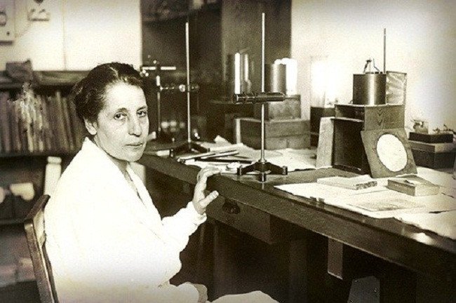 3. Lise Meitner (1878-1968) sinh ra ở Áo là một thiên tài về vật lý hạt nhân. Bà là học trò của các nhà khoa học vĩ đại như Ludwig Boltzmann, Max Planck, đã cùng nghiên cứu với Otto Hahn để khám phá ra nguyên tố Protactinium. Bà đã tham gia vào các nghiên cứu phát hiện sự phân hạch hạt nhân và phát minh ra bom nguyên tử. Mặc dù chưa từng nhận được giải thưởng Nobel, bà đã được thế giới khoa học vinh danh bằng cách đặt tên một phần tử mang tên Meitnerium.