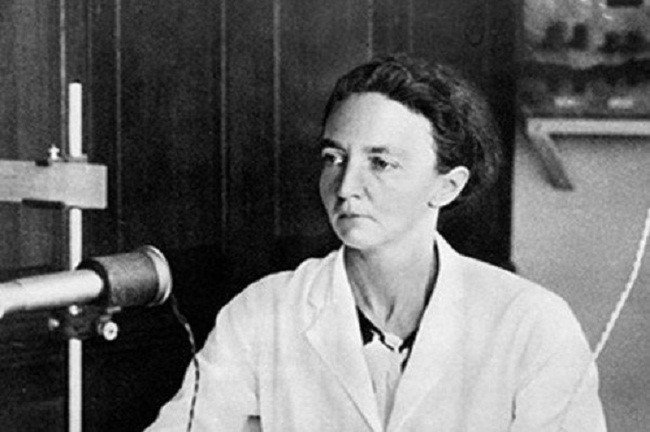 4. Irene Joliot-Curie (1897-1956) là con gái của Marie Curie và cũng là một nhà khoa học nổi tiếng. Tiếp nối sự nghiệp của cha mẹ, bà đã tiến hành các nghiên cứu về phóng xạ. Bà đã giành giải Nobel Hóa học năm 1935 cho việc tìm ra chất phóng xạ nhân tạo. Bà cùng với chồng là nhà khoa học Frederic đã biến boron thành nitơ phóng xạ cũng như nhôm thành phosphorus và magiê thành silic.