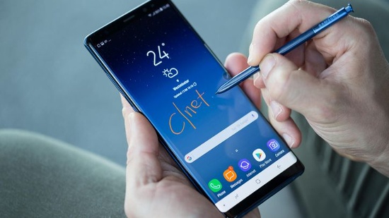 Bút S Pen: Samsung tiếp tục cải thiện trải nghiệm của người dùng với bút S Pen thế hệ mới trên Galaxy Note 8. Người dùng có thể ghi chú trực tiếp từ màn hình khóa, có thể làm việc với các ghi chú dưới định dạng GIF, hỗ trợ dịch thời gian thực và nhiều chức năng khác mà bất kỳ smartphone nào cũng không có được, bao gồm cả Google Pixel 2 XL. 