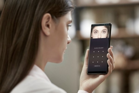 Mở khóa bằng mống mắt: Ngoài việc duy trì chức năng bảo mật vân tay ở mặt sau giống Pixel 2 XL, smartphone của Samsung còn được trang bị thêm một công nghệ bảo mật mới cho phép mở khóa điện thoại bằng mống mắt và cả chức năng nhận diện khuôn mặt.