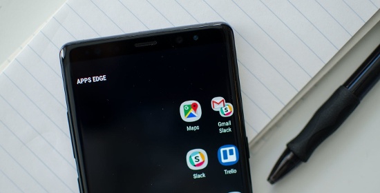 Màn hình cong Edge Swipe: Màn hình cong của Galaxy Note 8 không chỉ tối ưu hóa hiển thị mà, người dùng chỉ cần vuốt từ cạnh vào là có thể truy cập nhanh vào các ứng dụng yêu thích, danh bạ hay chỉ đơn giản là chụp màn hình. Pixel 2 XL không có được tính năng này.