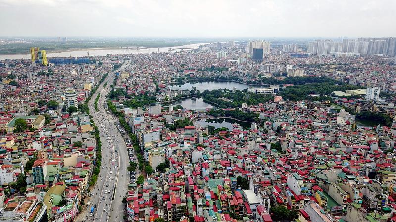 Đường Đại Cồ Việt, bên phải là Công viên Thống Nhất, quận Hai Bà Trưng.