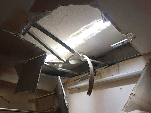 Hà Nội: Hú vía vì bị hai thanh sắt xuyên thủng mái nhà trong đêm