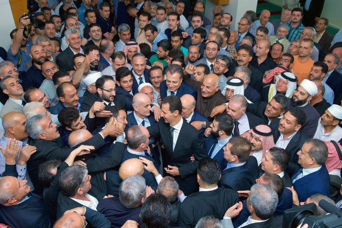 Tổng thống Assad giữa vòng vây người ủng hộ