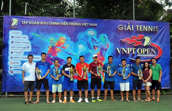Chủ tịch và Phó Chủ tịch Giải VNPT OPEN Bà Hoàng Kim Bình và Ông Lê Hải Lý cùng đại diện Nhà tài trợ trao giải cho các tay vợt đoạt giải ở nội dung đôi nam Serie A.