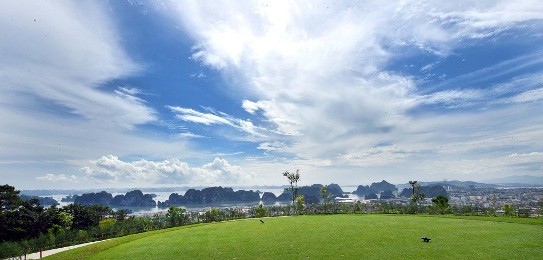 Sân FLC Ha Long Golf Club có tổng diện tích 224 ha, nằm trên đồi cao thuộc Quần thể du lịch nghỉ dưỡng FLC Hạ Long Bay Golf Club