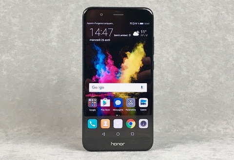10. Honor 8 Pro. Nhờ chương trình giảm giá, Honor 8 Pro hiện nay được xếp vào phân khúc  điện thoại thông minh tầm trung tốt nhất với giá dưới 500 euro. Mô hình này tập hợp các thành phần tốt nhất do Huawei cung cấp, trong đó có chip Kirin 960 (6 GB RAM), cảm biến ảnh kép 12 megapixel. Điểm đánh giá: 8,39/10. Giá nhà sản xuất: 499 euros (khoảng 13 triệu đồng). 