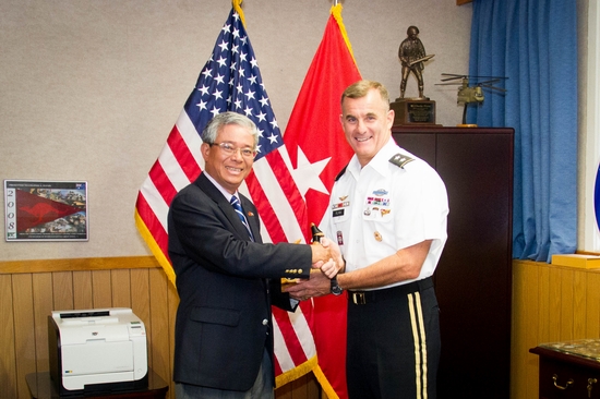 Đại sứ Phạm Quang Vinh và Thiếu tướng, Phó Tổng Tư lệnh Lục quân Thái Bình Dương Charles Flynn