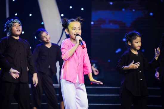 Xuất hiện trong hình ảnh hoàn toàn trái ngược với tập trước, Bào Ngư - con gái nhạc sĩ Yên Lam đằm thắm, nhẹ nhàng và cực kỳ dễ thương trong bộ bà ba màu hồng trình diễn bài hát Ông trăng xuống chơi. 
