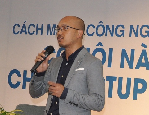 Ông Phạm Trần Anh - Phó Tổng Giám đốc phụ trách khối khách hàng doanh nghiệp và đối tác chiến lược Microsoft Việt Nam chia sẻ thông tin tại workshop.