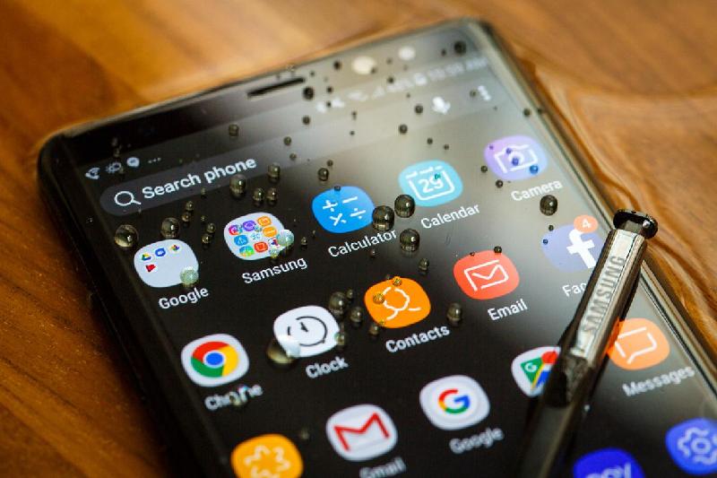 Samsung Galaxy Note 8 (giá khoảng 22 triệu đồng): Bạn gần như khó có thể tìm được một chiếc smartphone cao cấp nào có nhiều tính năng quan trọng hơn Galaxy Note 8. Với thiết kế cao cấp phủ thủy tinh toàn bộ giống như Galaxy S8, nhưng màn hình của Note 8 lại lớn hơn 1 inch, đi kèm với đó là bút stylish chuyên dụng. Note 8 được đánh giá là sản phẩm di động tốt nhất của Samsung đến thời điểm này, chưa kể tuổi thọ pin của máy cũng khá tốt  và hiệu năng ở mức khá cao.