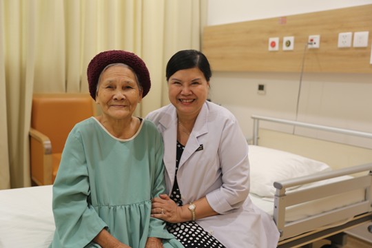 Cụ Hà Thị Quắn sớm hồi phục sau ca phẫu thuật tại Bệnh viện Đa khoa Quốc tế Vinmec Nha Trang. Bác sỹ Bùi Thị Thúy Phi là người thực hiện ca phẫu thuật cho cụ.