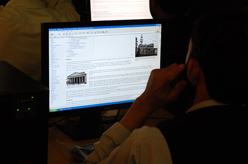 Một người dân Afghanistan truy cập Wikipedia từ Kandahar.