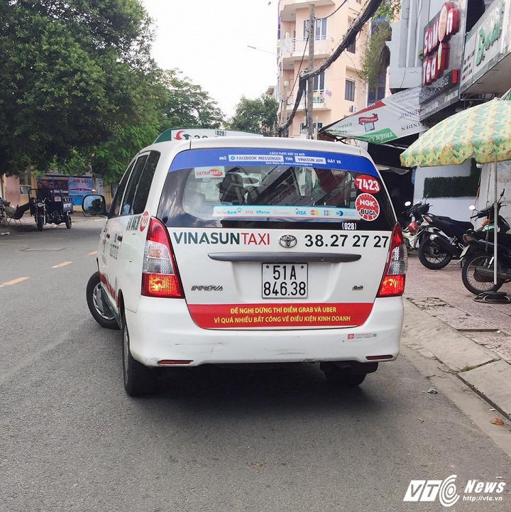 Sự bành trướng của Uber và ​Grab ở Việt Nam là do các hãng taxi truyền thống quá tự mãn