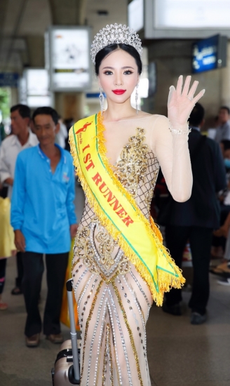 Xuất hiện tại sân bay Nội Bài, Á hậu Ngọc Quỳnh rạng rỡ, tươi tắn trong trang phục dạ hội lộng lẫy nhưng vô cùng cuốn hút, ấn tượng, đầu đội vương miện chiến thắng sau cuộc thi.