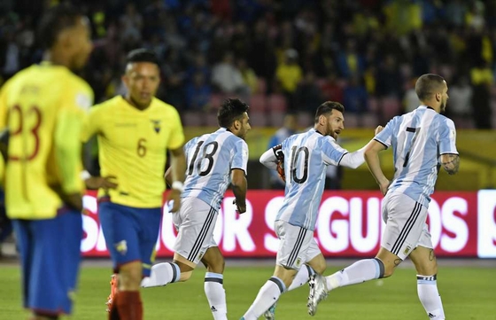 Ecuador (trái) thất bại 1-3 trước Argentina ở lượt đấu cuối vòng loại WC 2018